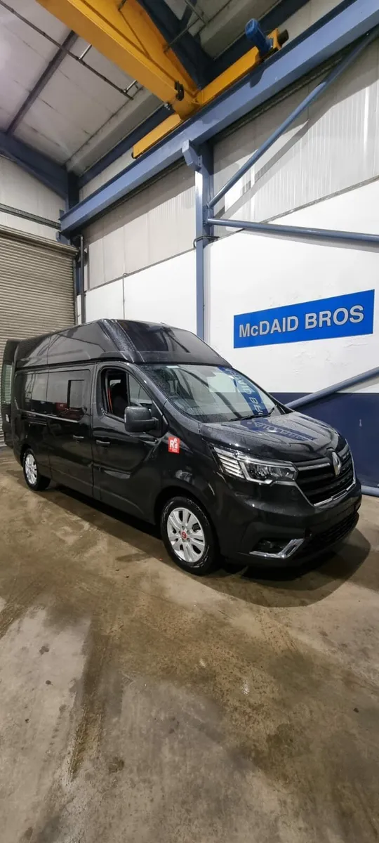 Renault Trafic 9 seater - Image 1