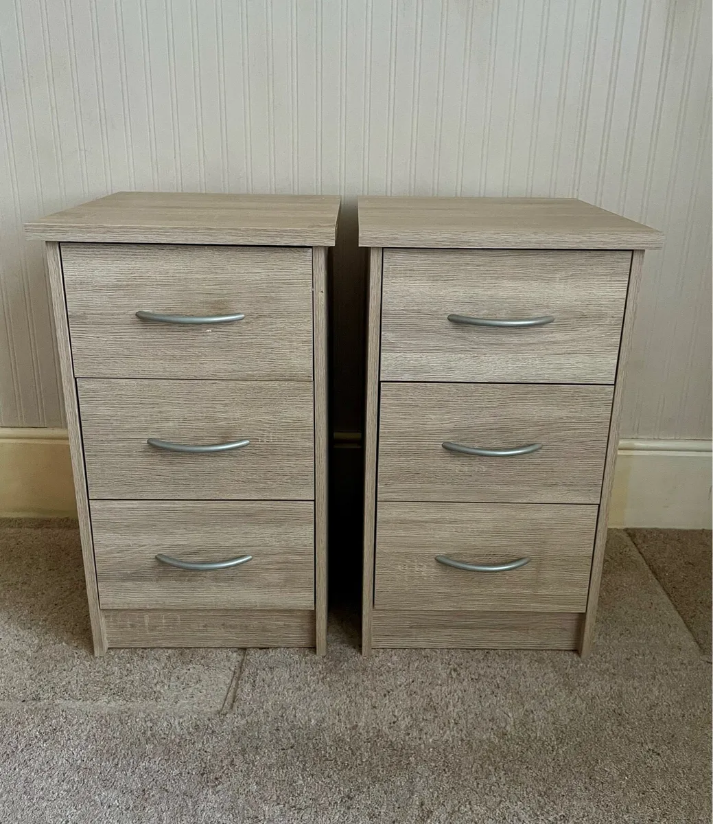 Pair of Bedside lockers - Image 1