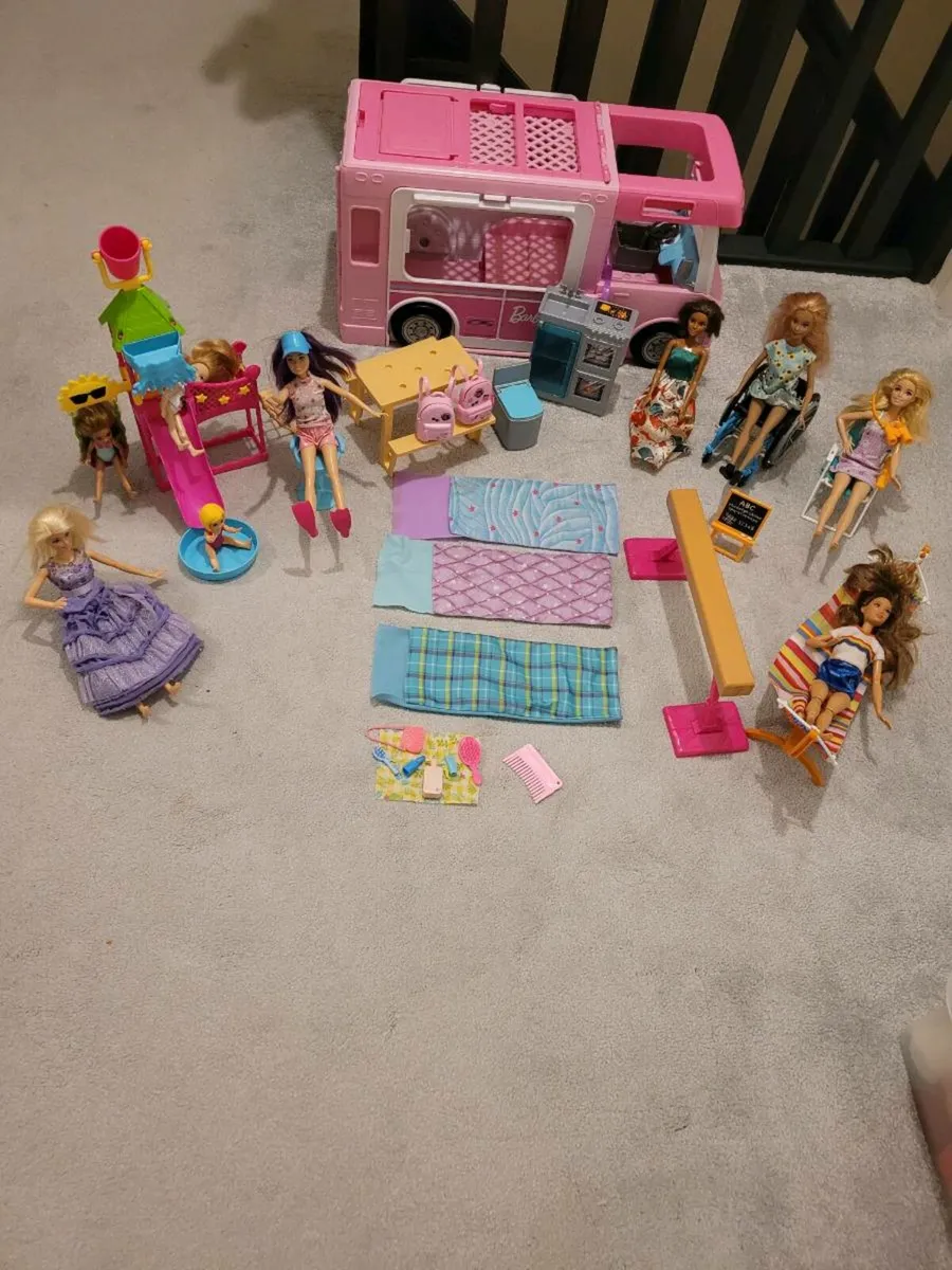 Barbie Camper Van, Barbie's and Extra Accessories