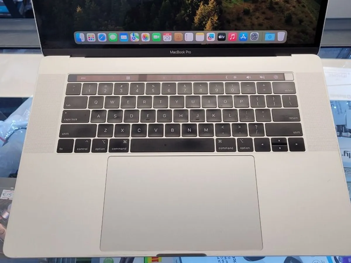 Apple MacBook Pro i7 (i7-8850H) 2.6GHz 15" 32GB RAM 500GB Touch Bar (Model: A1990 Year: 2018) - Image 3
