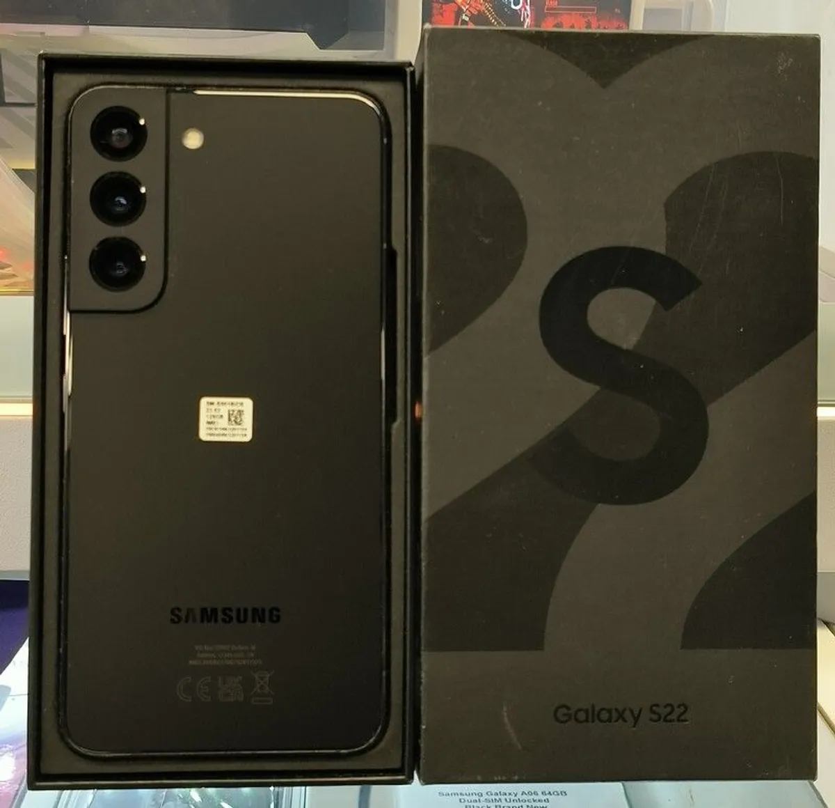 Samsung Galaxy S22 128GB/ 8GB RAM Dual Sim Unlocked Black (New) - Image 2