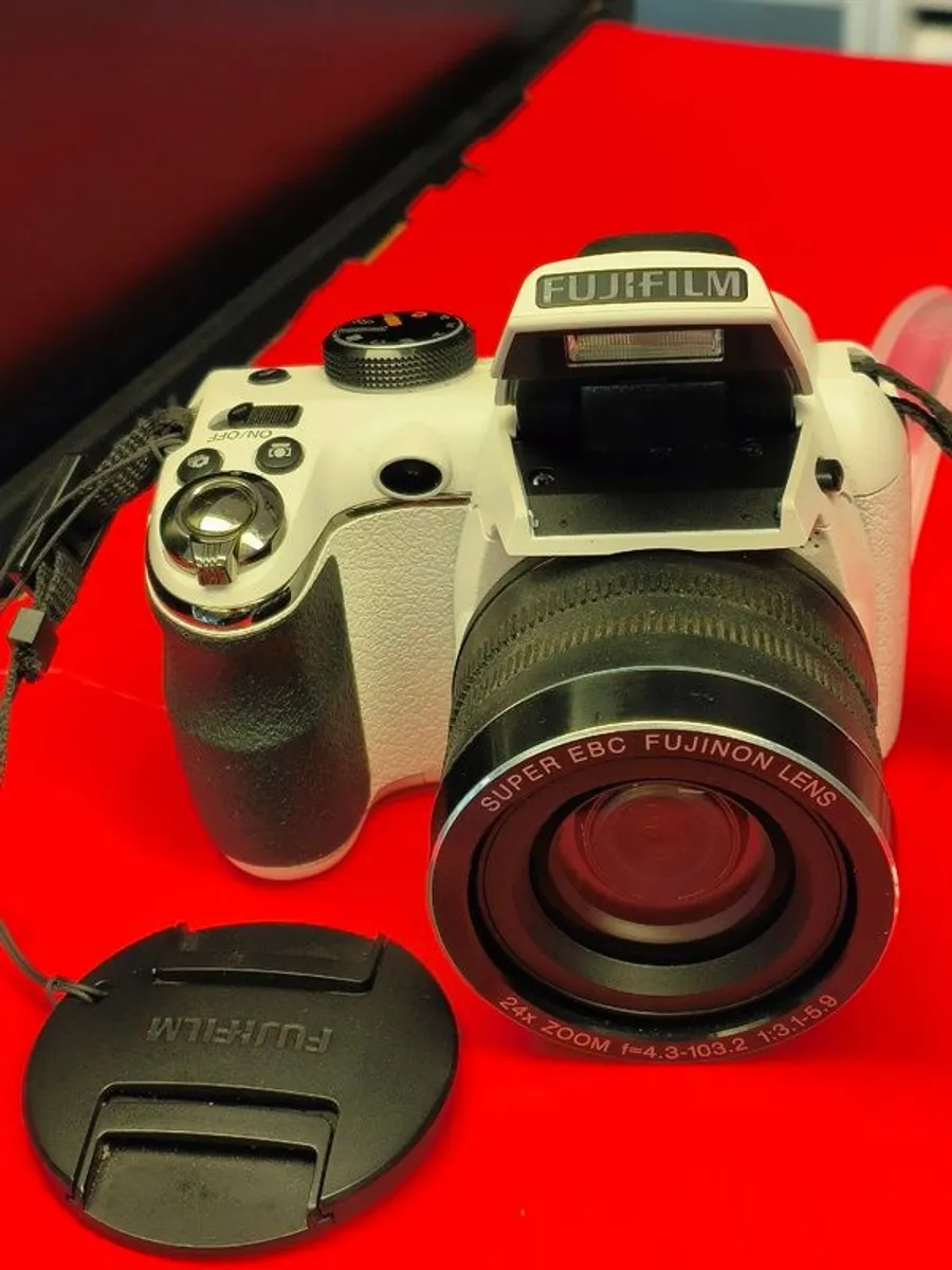 Fujifilm FinePix S4200 14MP Photography Photo Digital Camera/ Used - Image 2