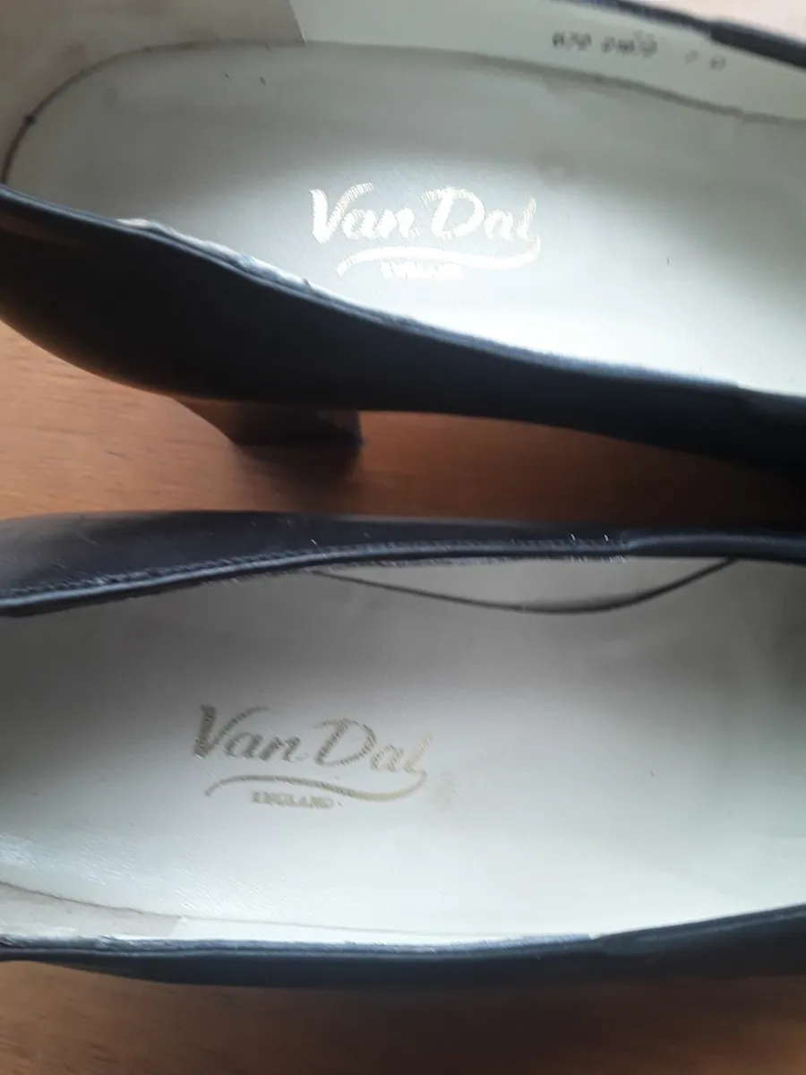 Ladies black designer shoes - Image 3