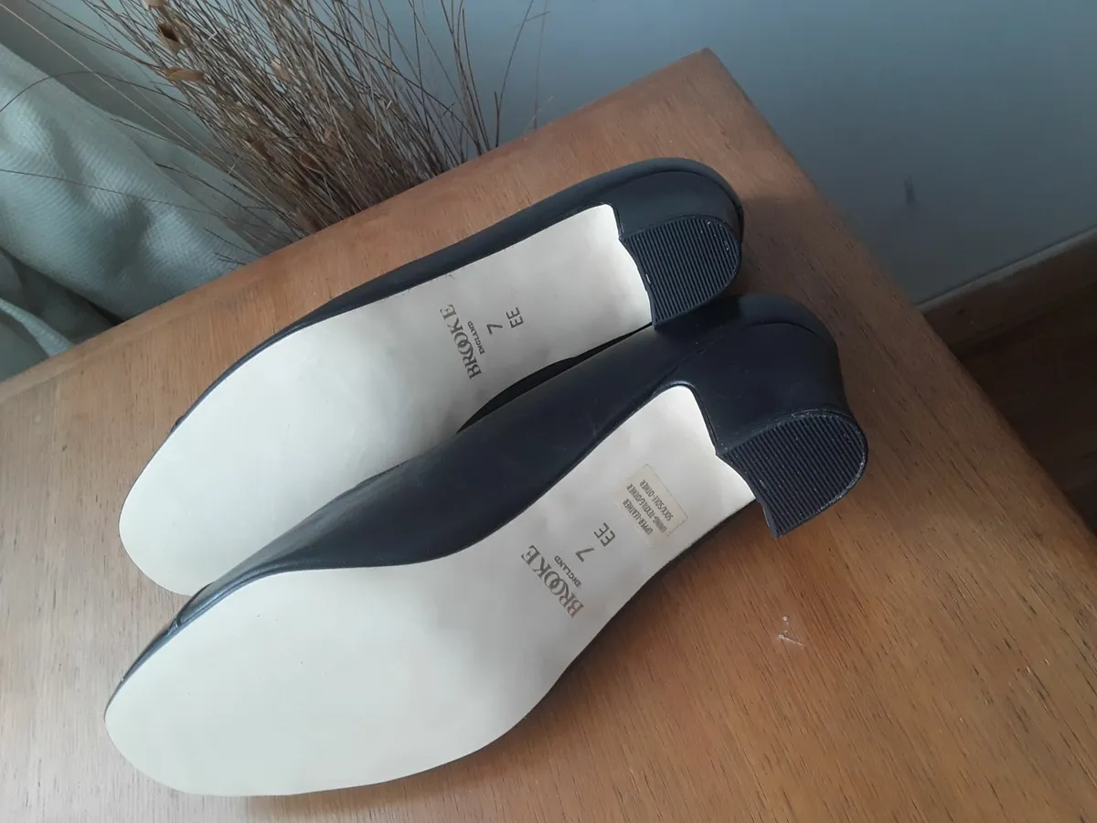 Ladies black designer shoes - Image 4