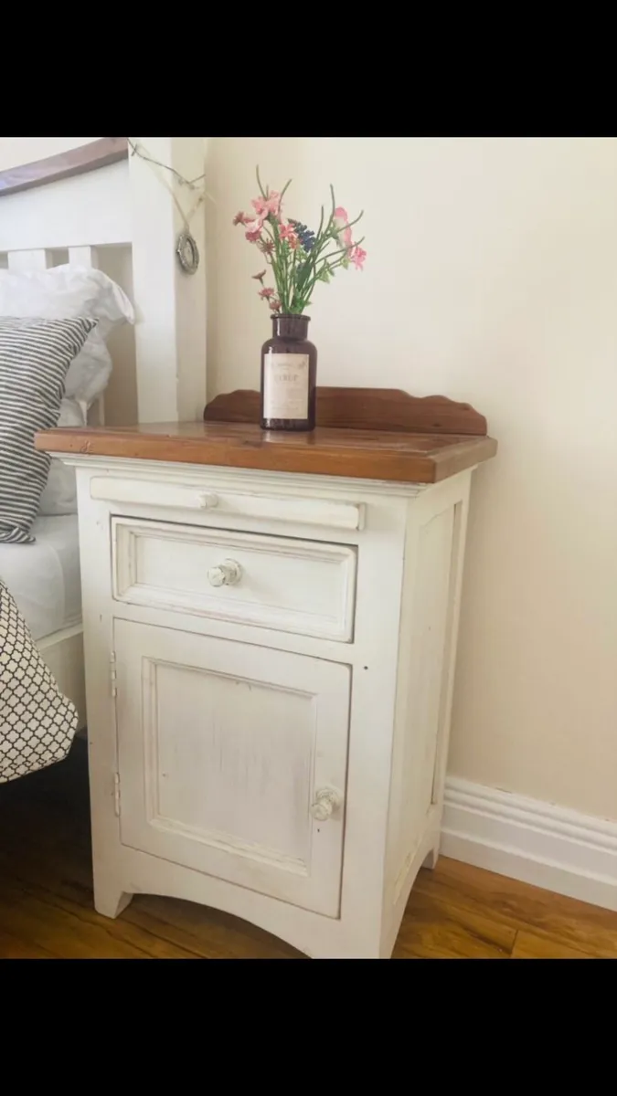 Bed and 2 lockers - Image 3