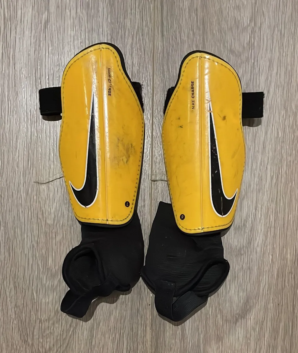 Nike Charge football shinguards Junior