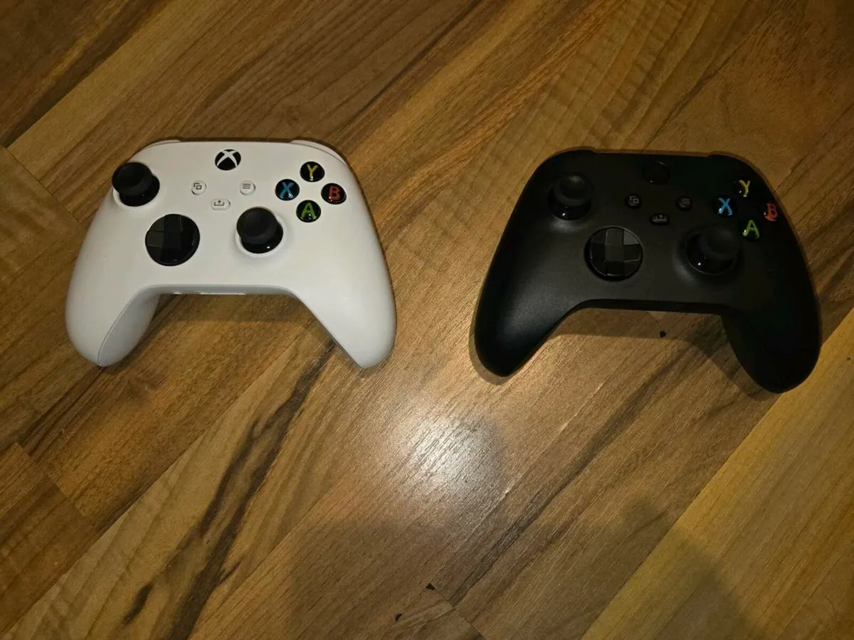 Xbox X  one  month old and receipt - Image 2