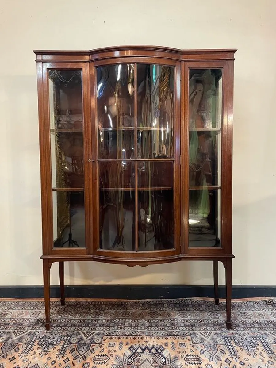Edwardian Mahogany Bow Front Display Cabinet. - Image 1