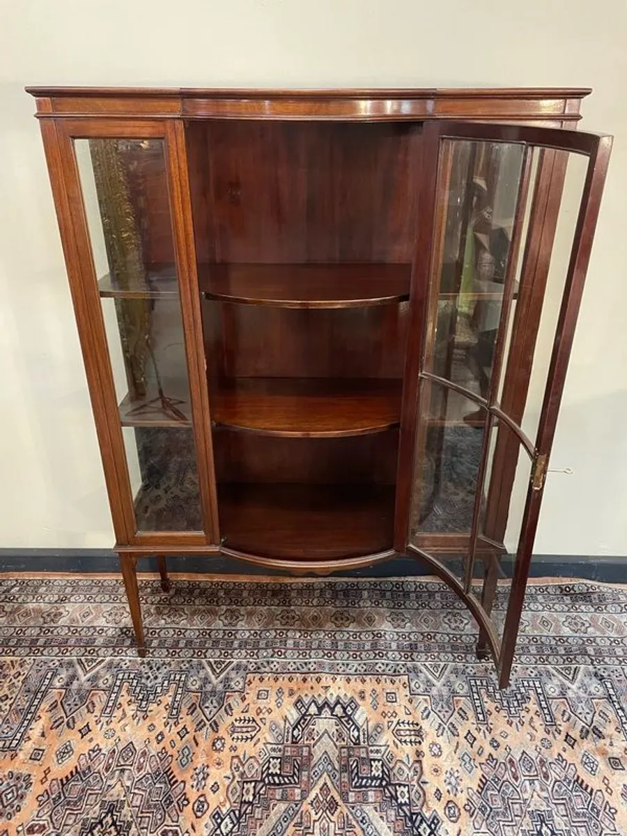 Edwardian Mahogany Bow Front Display Cabinet. - Image 2