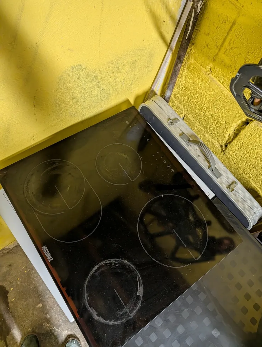 Dishwasher, fridge,hob, heating cylinder - Image 3