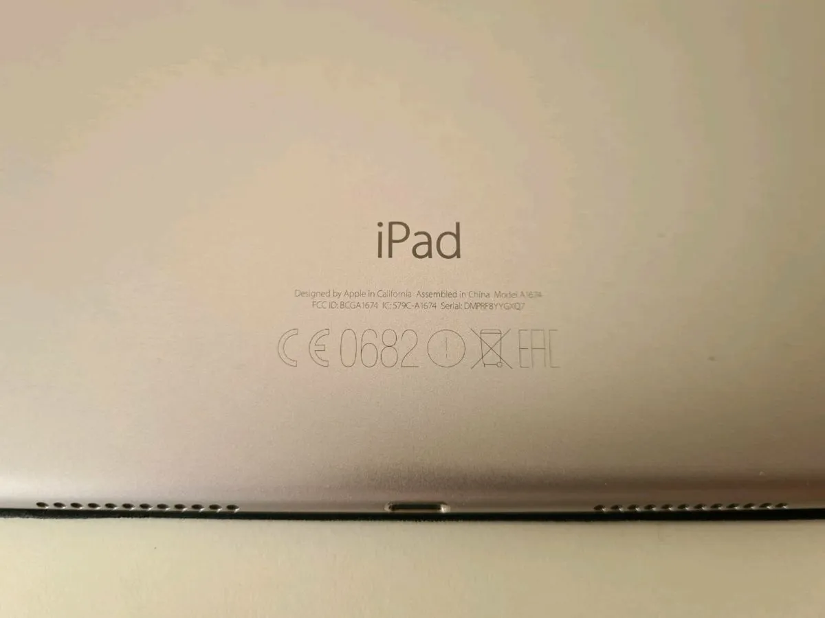 2016 iPad Pro 256 GB (9.7-inch, Wi-Fi + Cellular) - Image 4