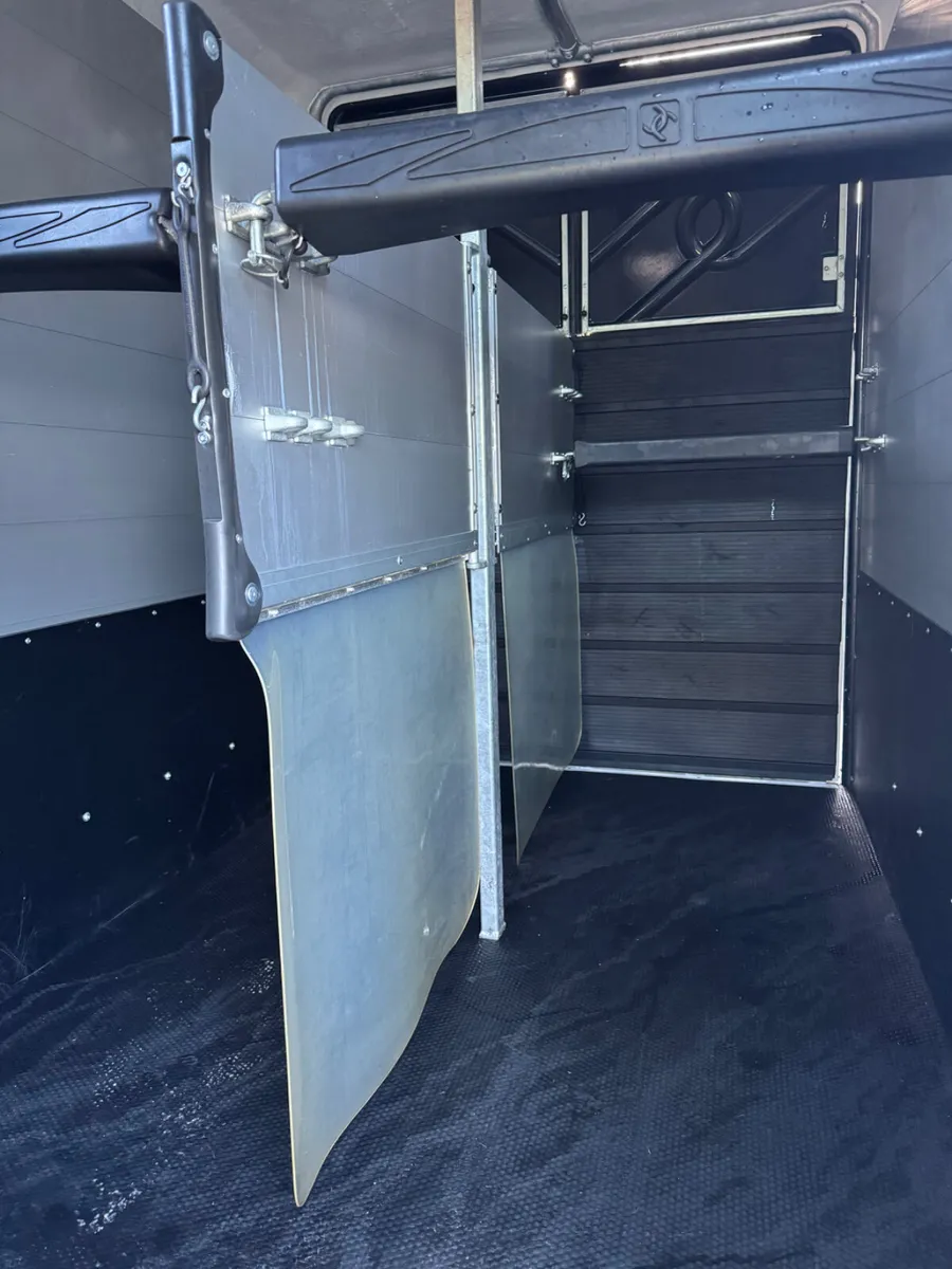 Nugent horse box - Image 2