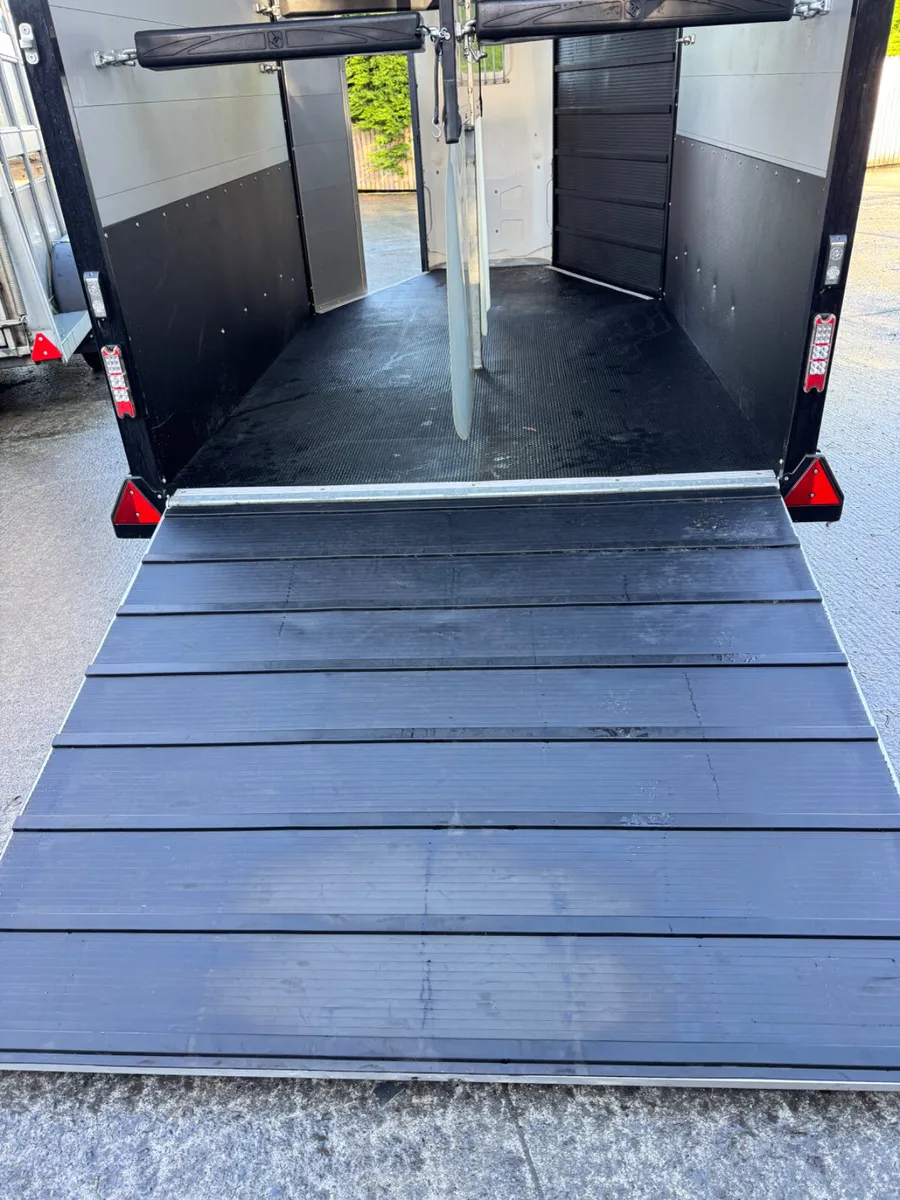 Nugent horse box - Image 1