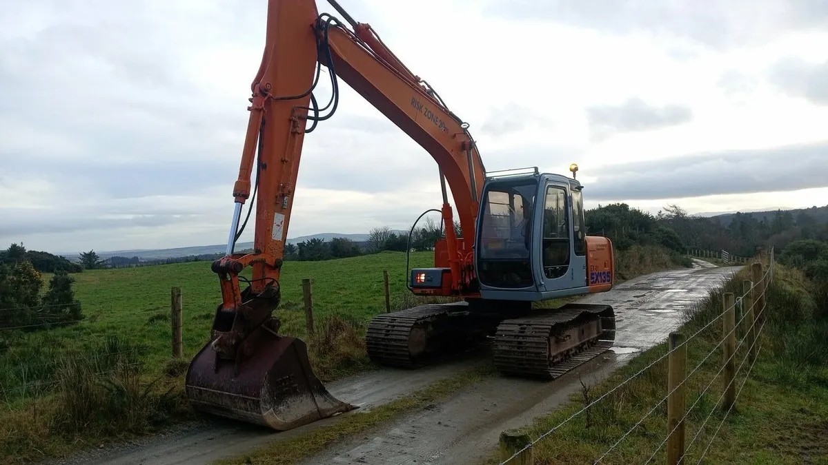 2001 Hitachi ex 135 trade for 3-7ton - Image 1