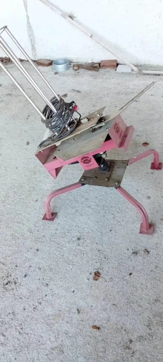 Electric Clay Pigeon Trap / Thrower - Image 1