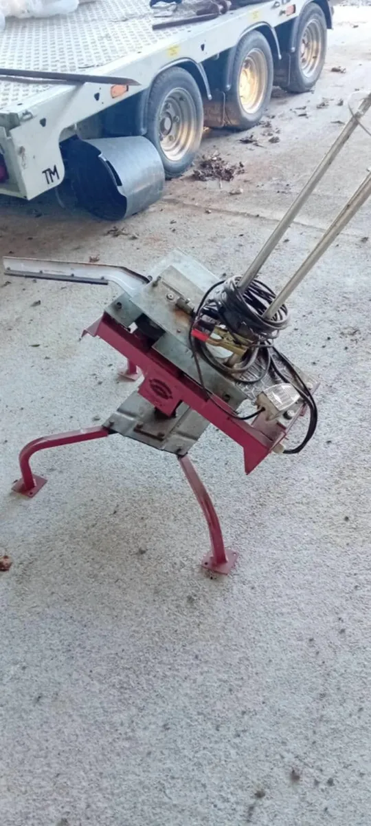 Electric Clay Pigeon Trap / Thrower - Image 2