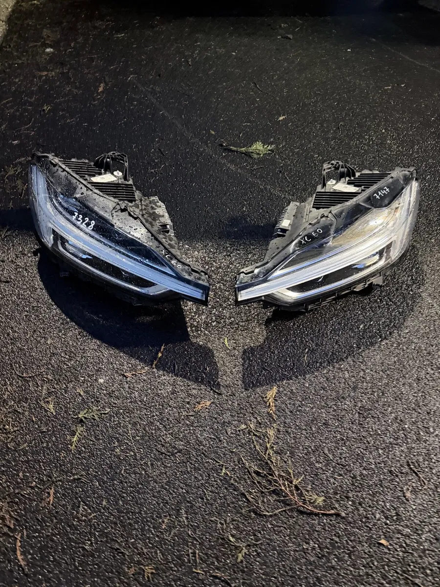 Volvo XC60 HEADLIGHTS - Image 1