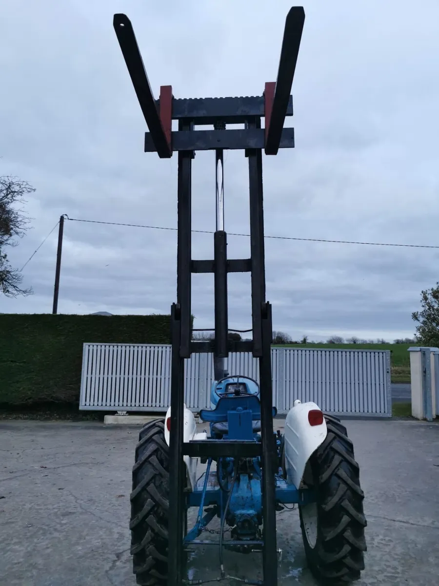 Fork lift mast - Image 1