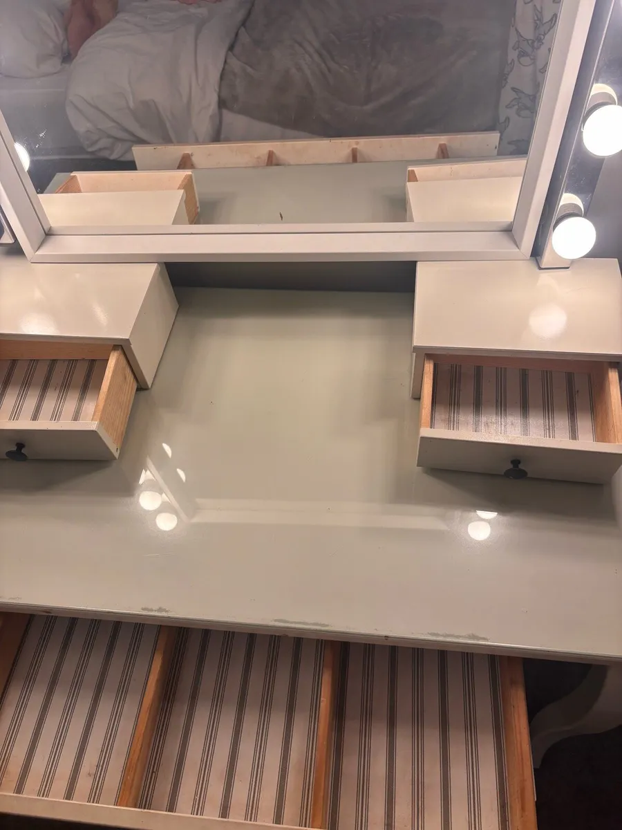 Makeup Vanity - Image 3