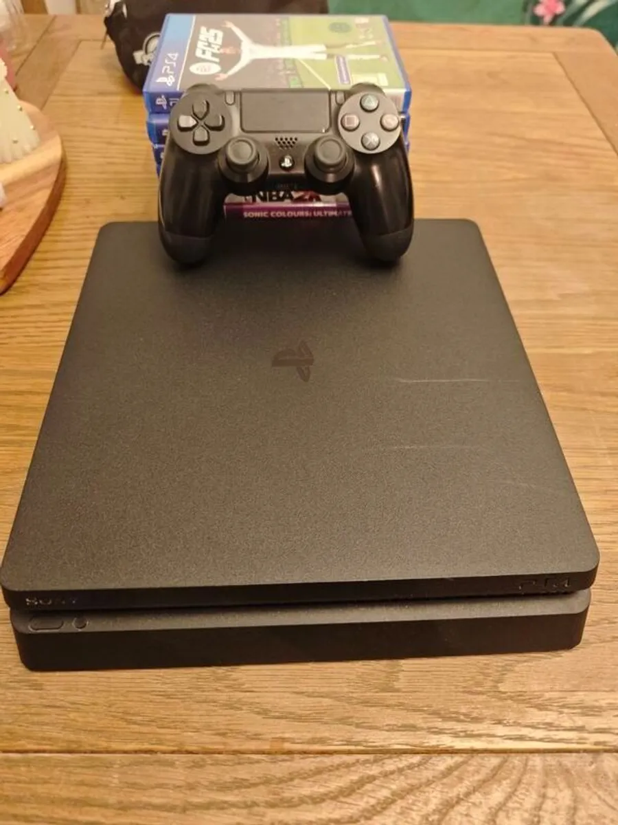 PS4 slim + 8 games - Image 1