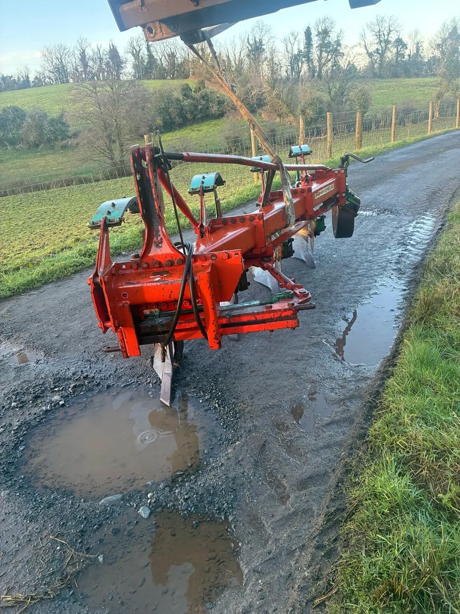 Kverneland 4 furrow spring release plough - Image 4