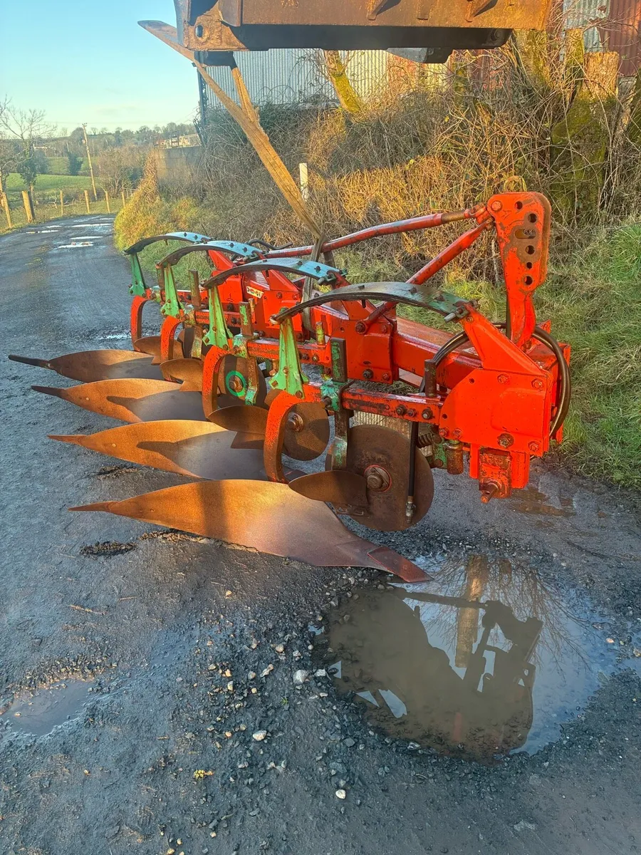 Kverneland 4 furrow spring release plough - Image 1