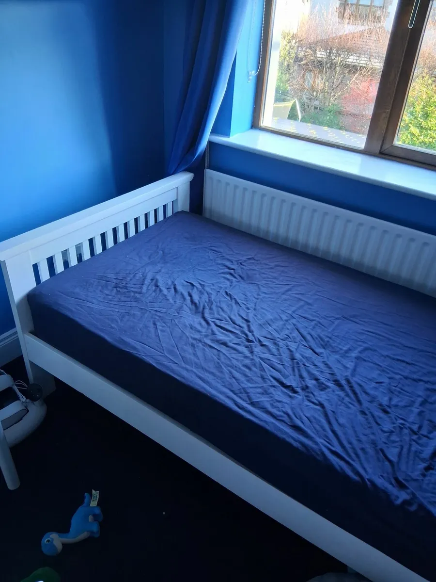 Single bed - Image 1