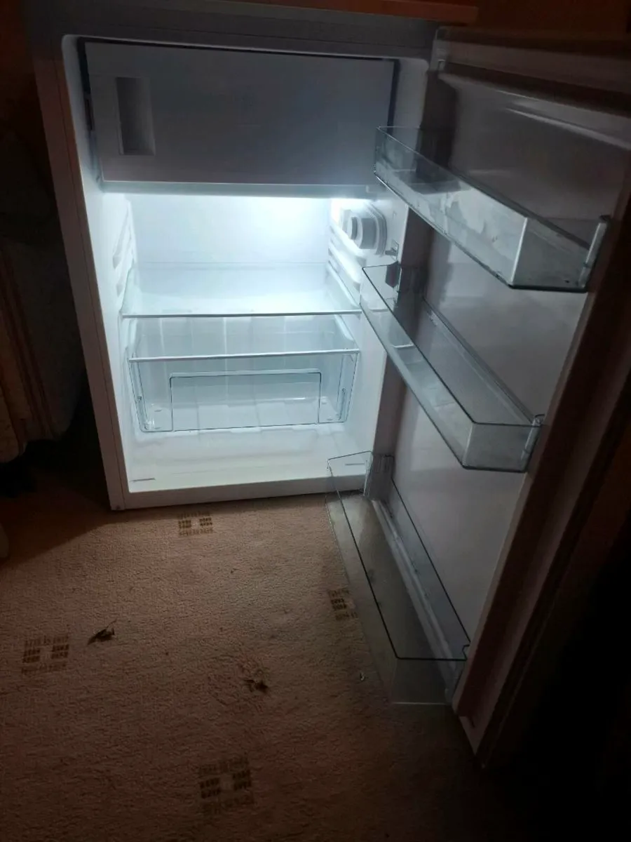 Fridge  under counter - Image 2