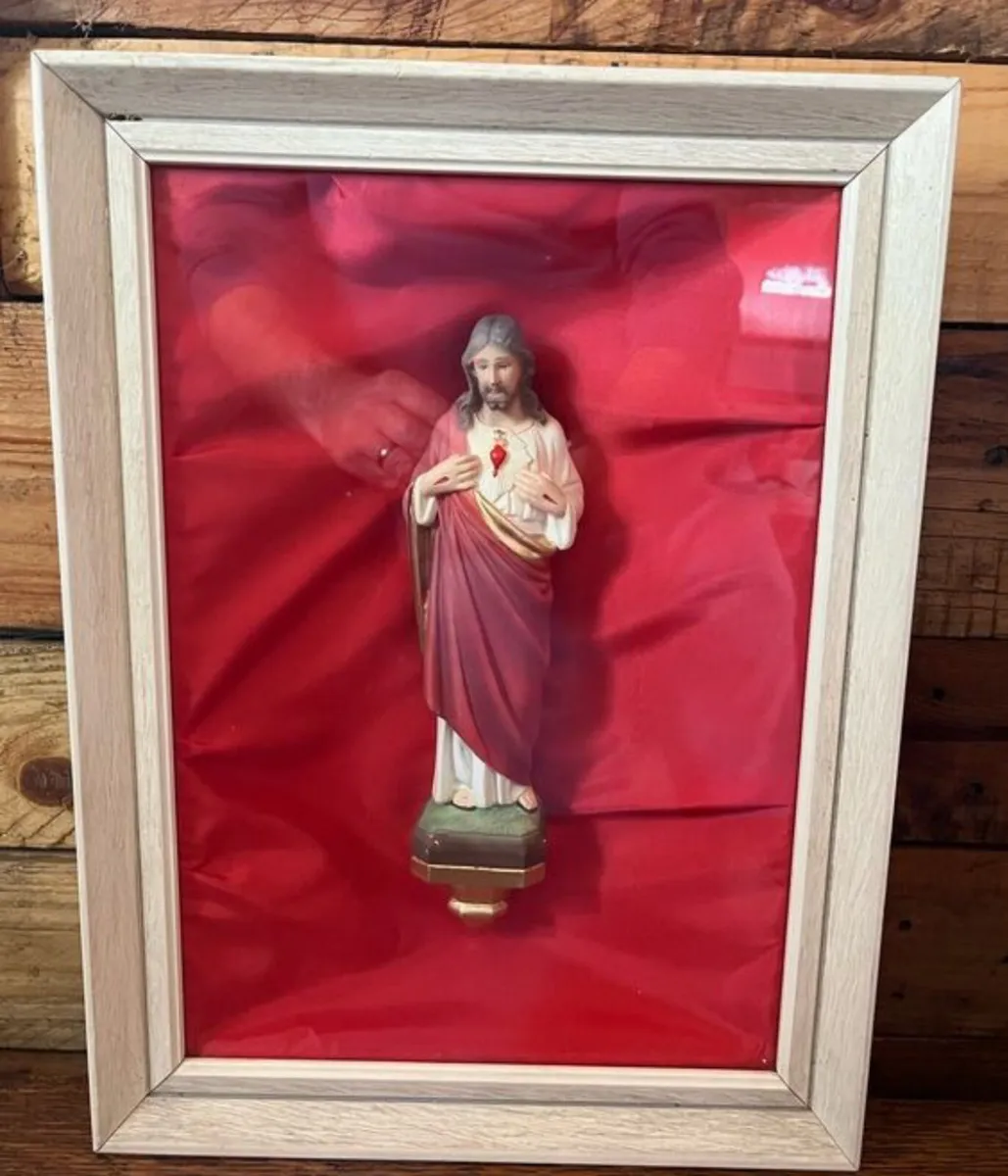 Vintage Statue in boxed frame - Image 1