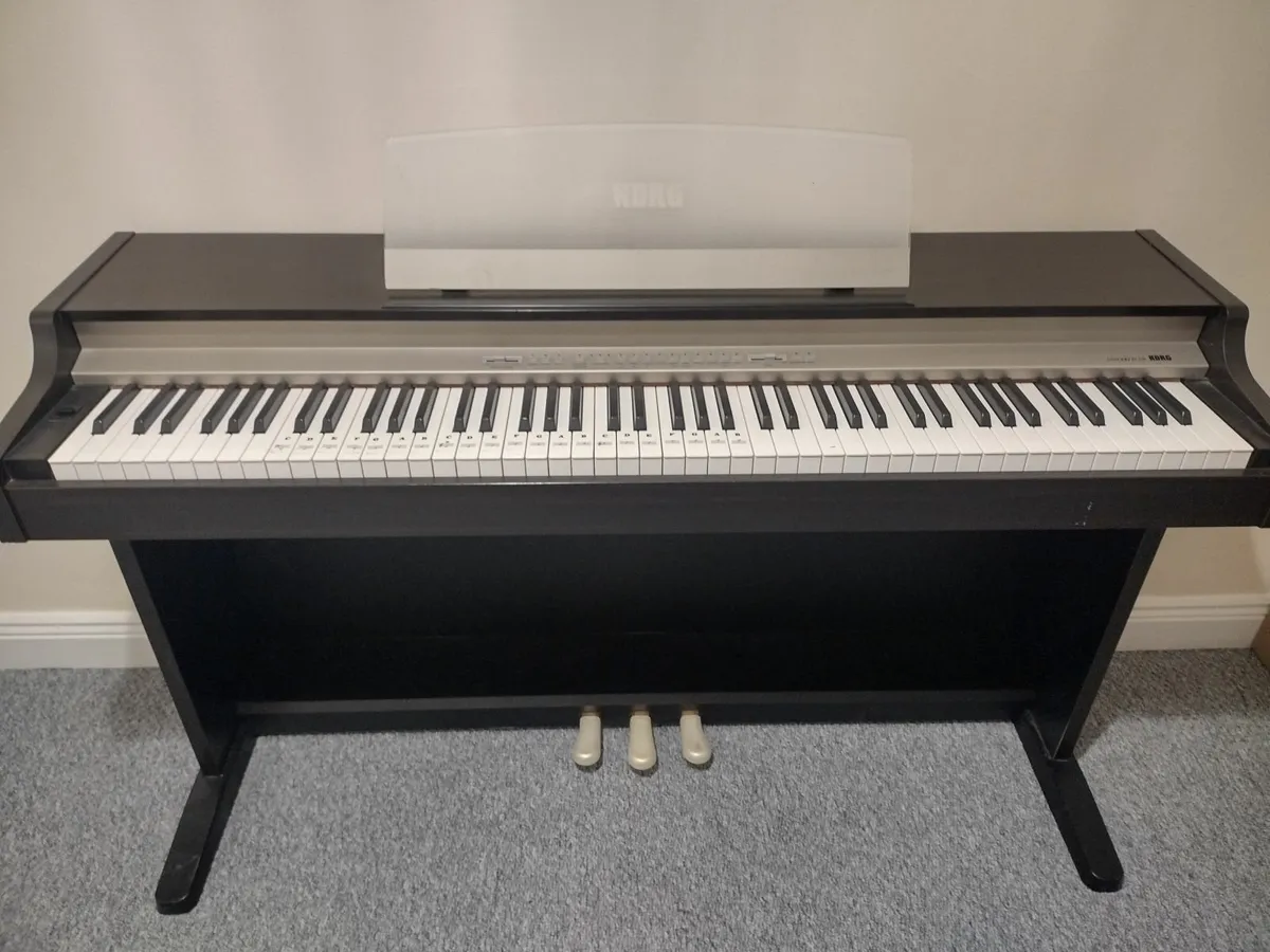 Korg EC150 digital keyboard - Image 1