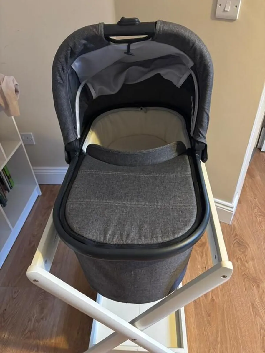 Uppababy Vista Bassinet and Stand - Image 1