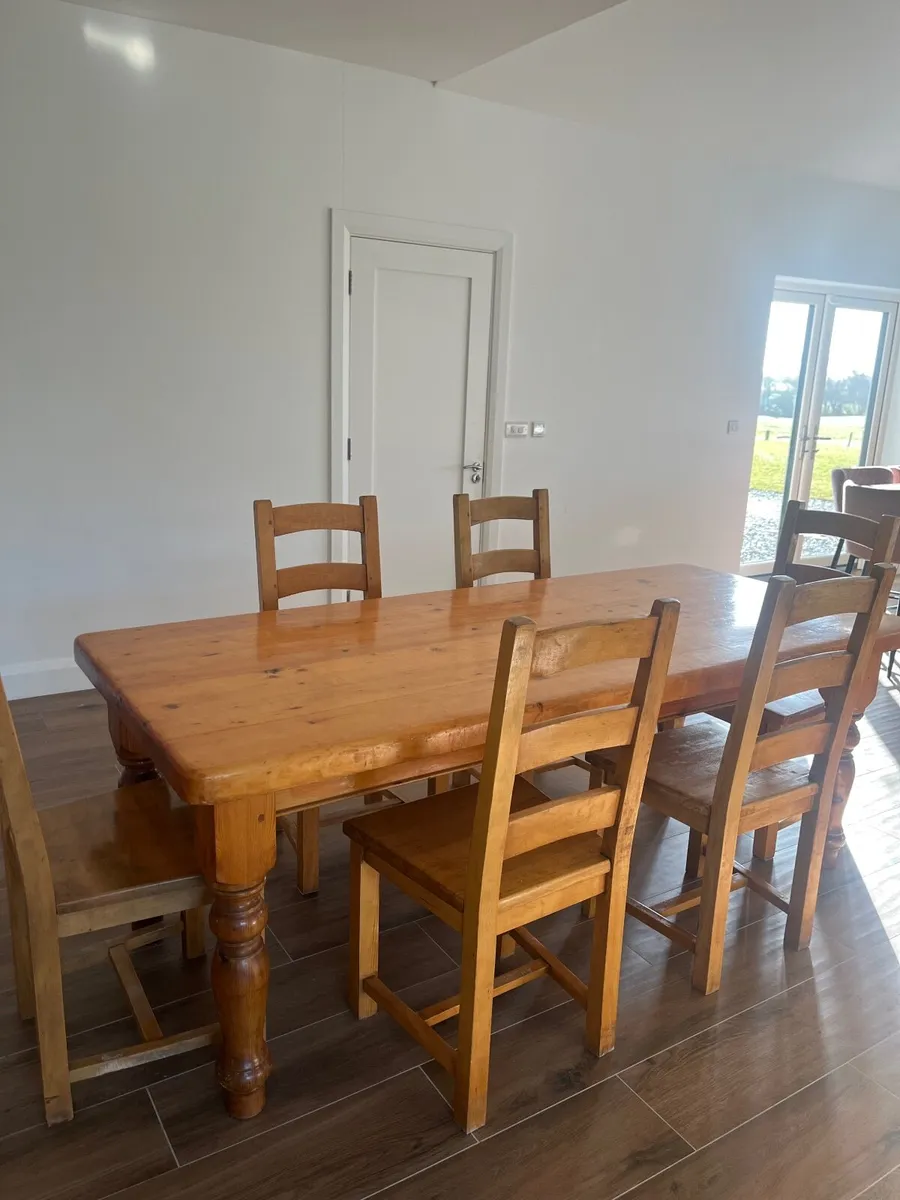 Solid pine kitchen table and chairs - Image 1