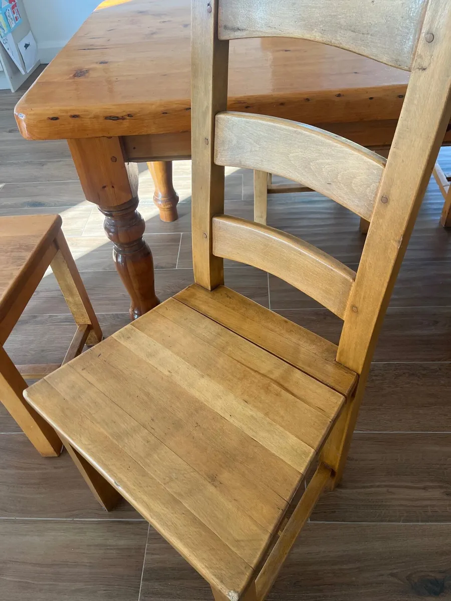 Solid pine kitchen table and chairs - Image 4