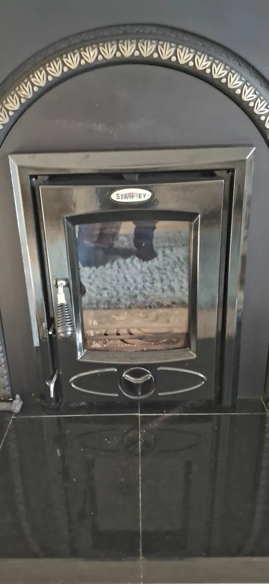 Stanley insert black enamel stove with back boiler - Image 1