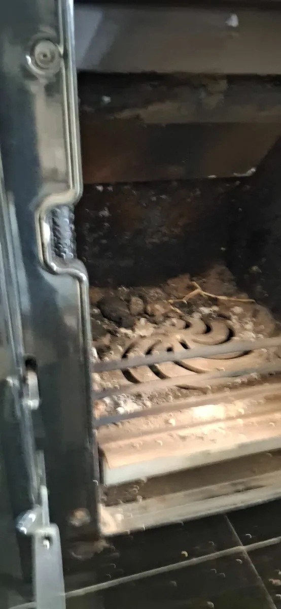 Stanley insert black enamel stove with back boiler - Image 2