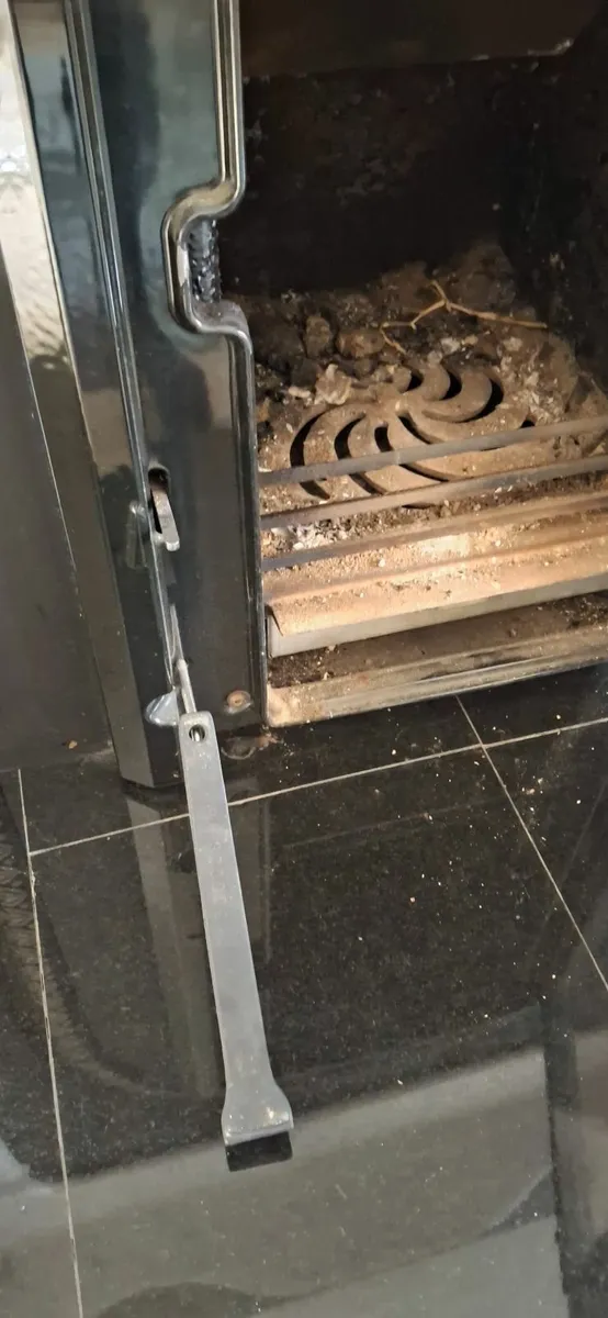 Stanley insert black enamel stove with back boiler - Image 3