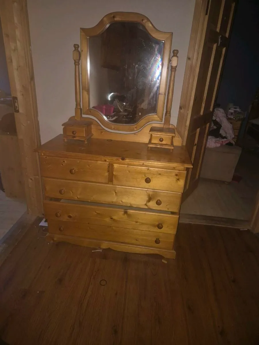 Chester drawer with mirror