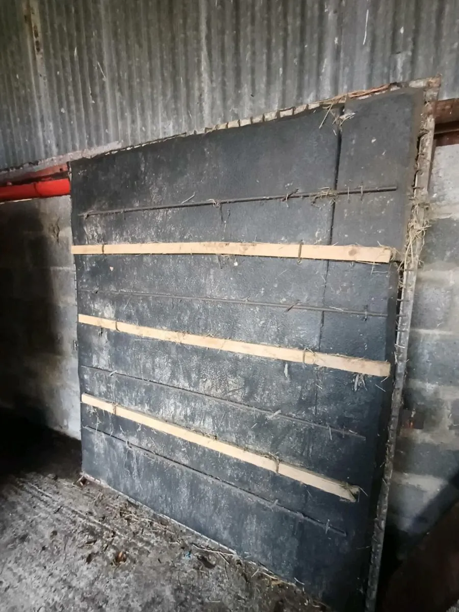 Loading door - Image 1