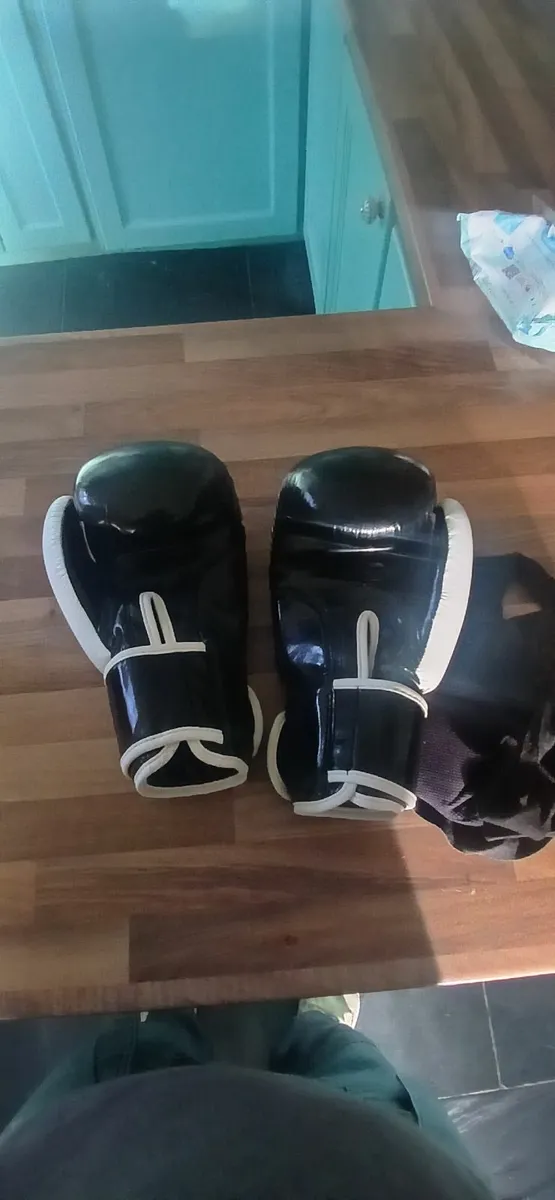 12 Oz Boxing Gloves and Wraps - Image 2