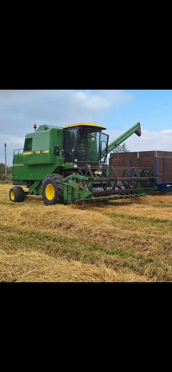 John Deere 1065 Combine - Image 1