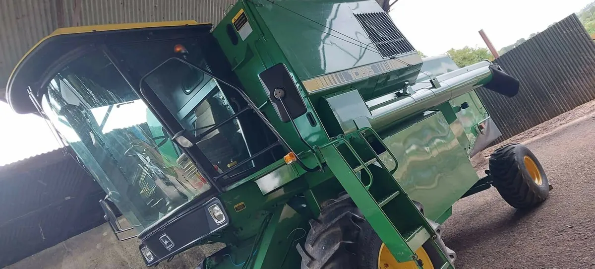John Deere 1065 Combine - Image 2