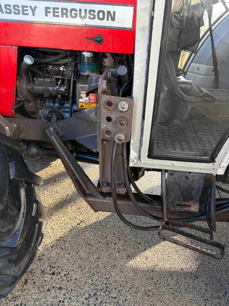 Massey Ferguson 390 tractor with front loader - Image 4