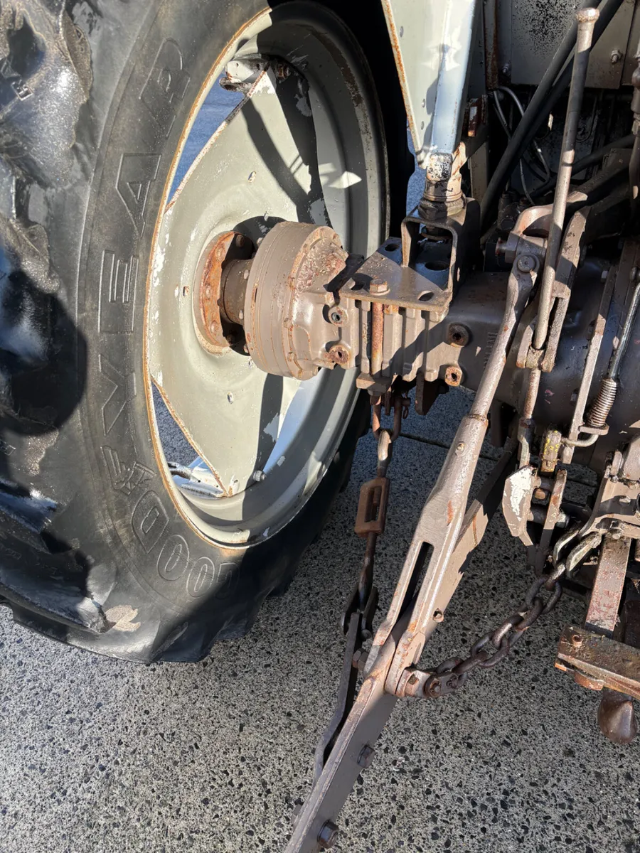 Massey Ferguson 390 tractor with front loader - Image 3