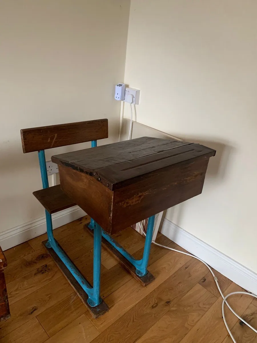 School desks - Image 2