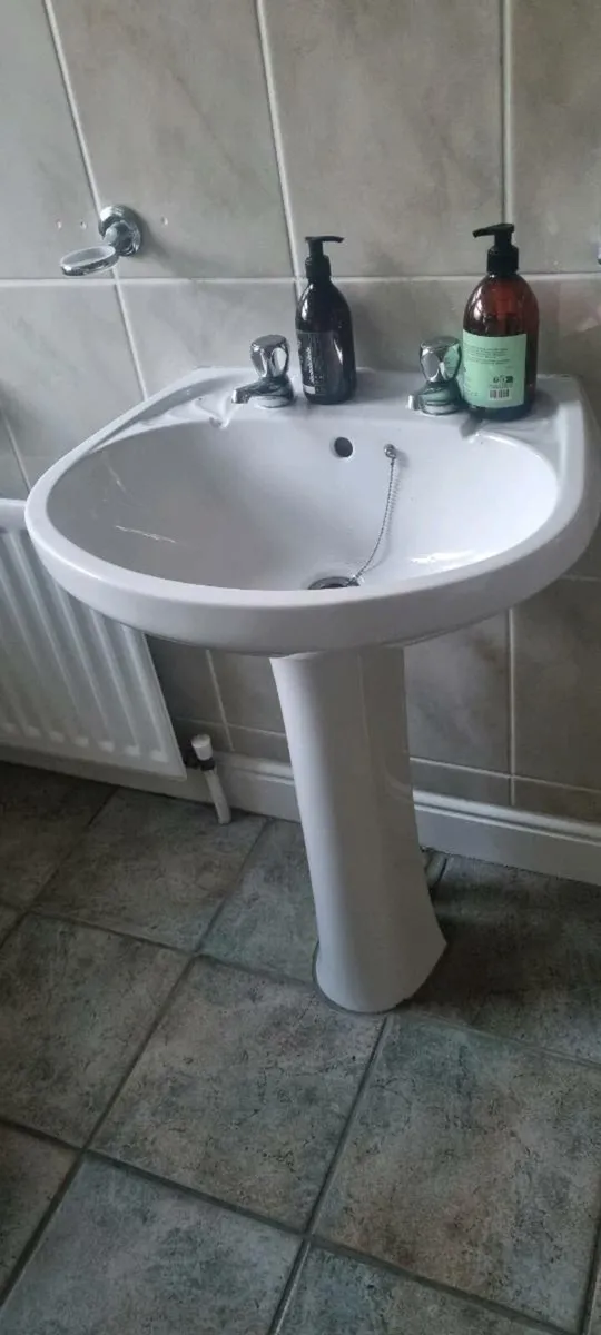 Bathroom ware - Image 1