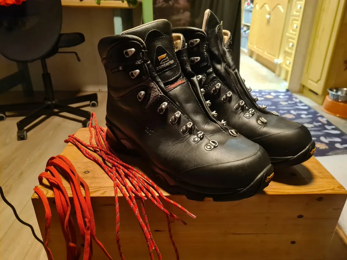 Hiking boots - Image 2