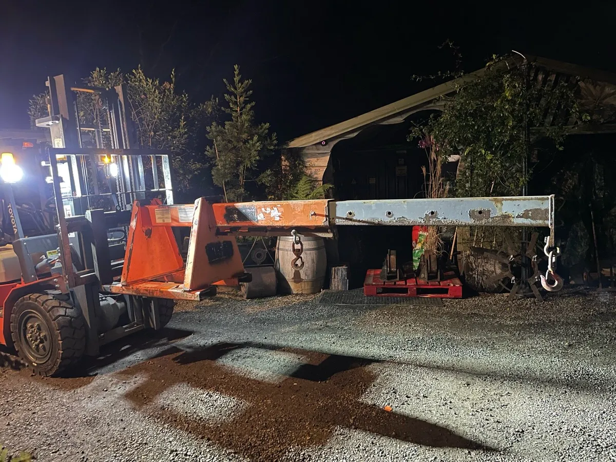 Forklift extension crane - Image 1