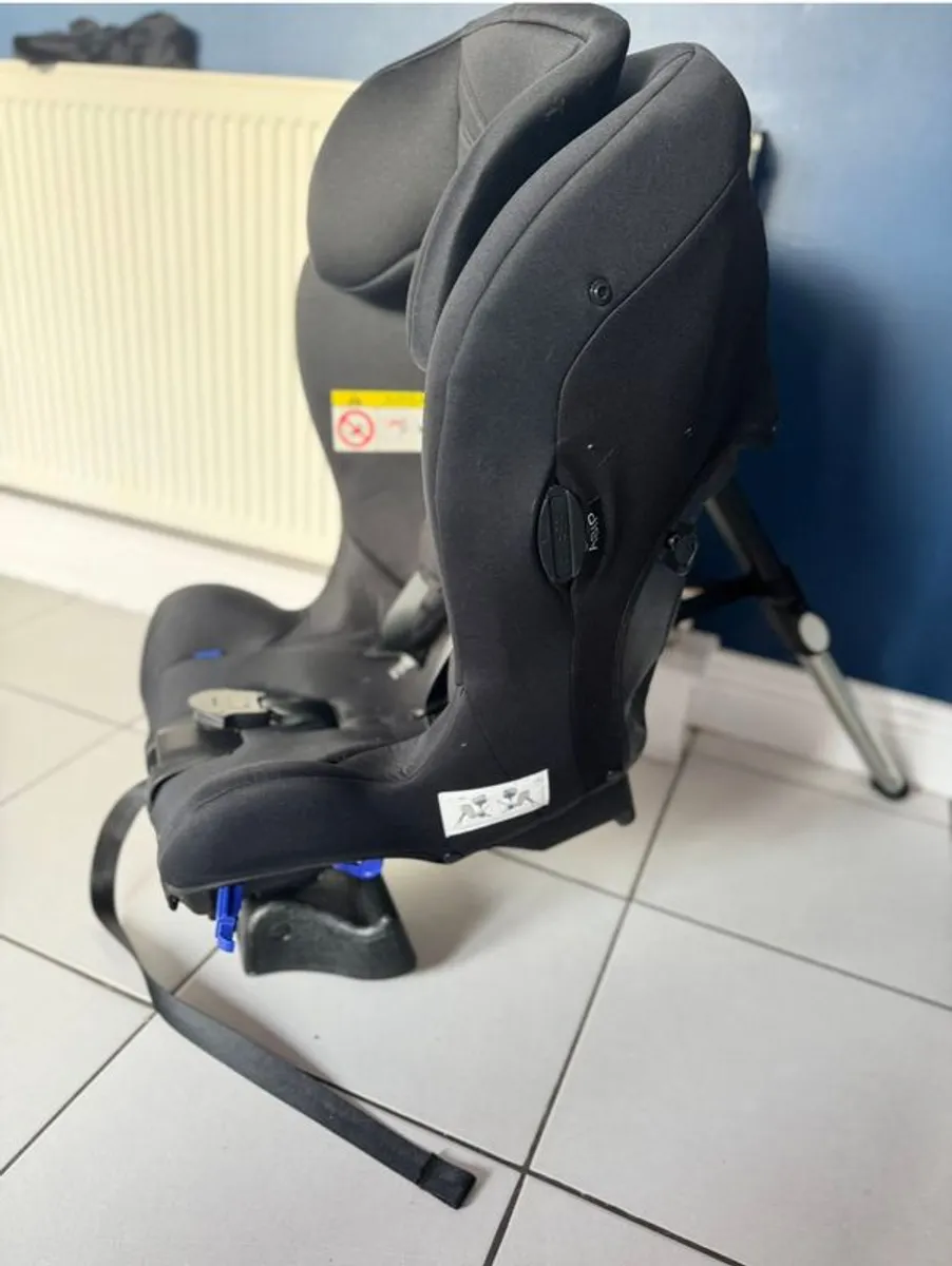 Axkid rear facing car seat - Image 1