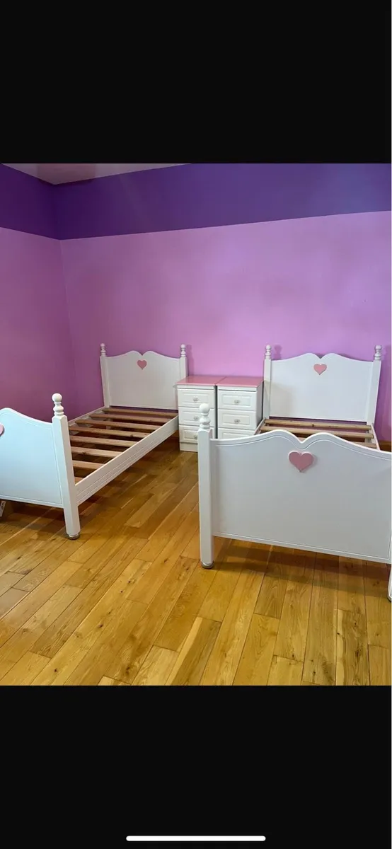 2 single beds - Image 1