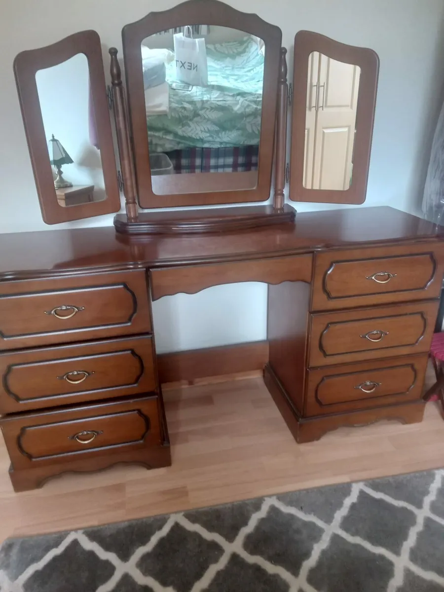 Mahogany table and mirror - Image 1